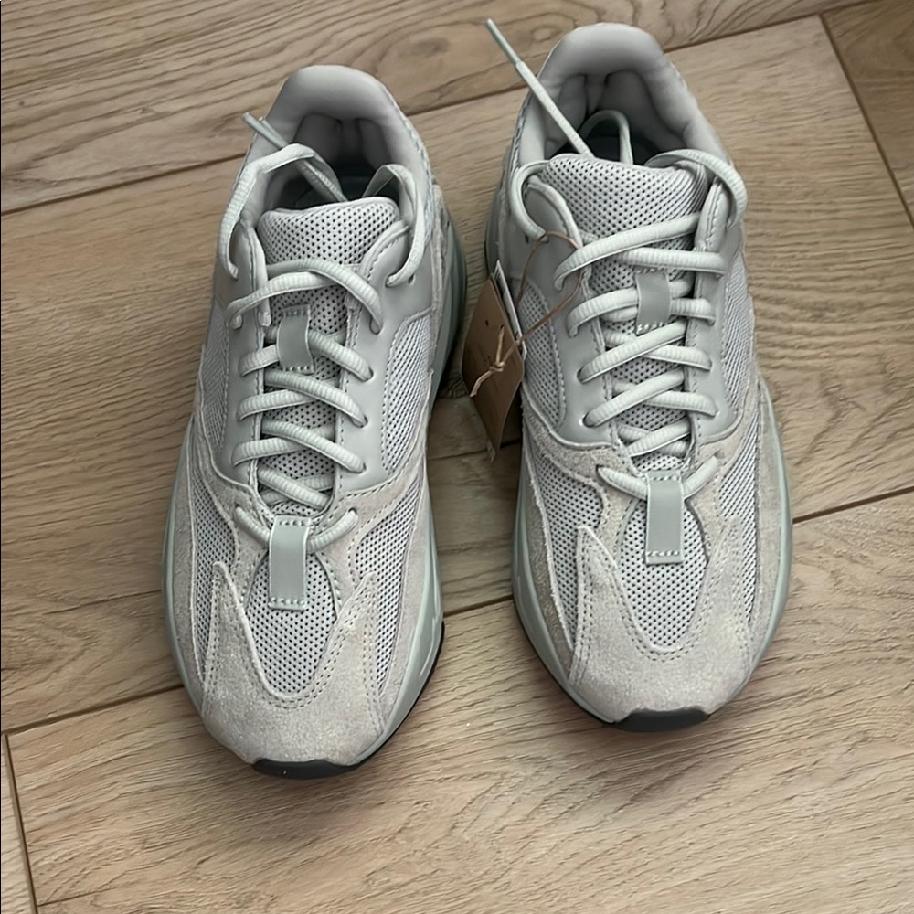 NWT YZY 700 salt sz5.5